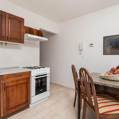 1 Bedroom Cozy Apartment In Ičići Eksteriør billede