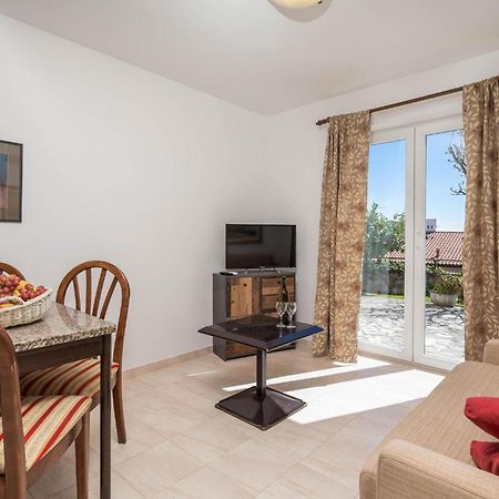 1 Bedroom Cozy Apartment In Ičići Eksteriør billede
