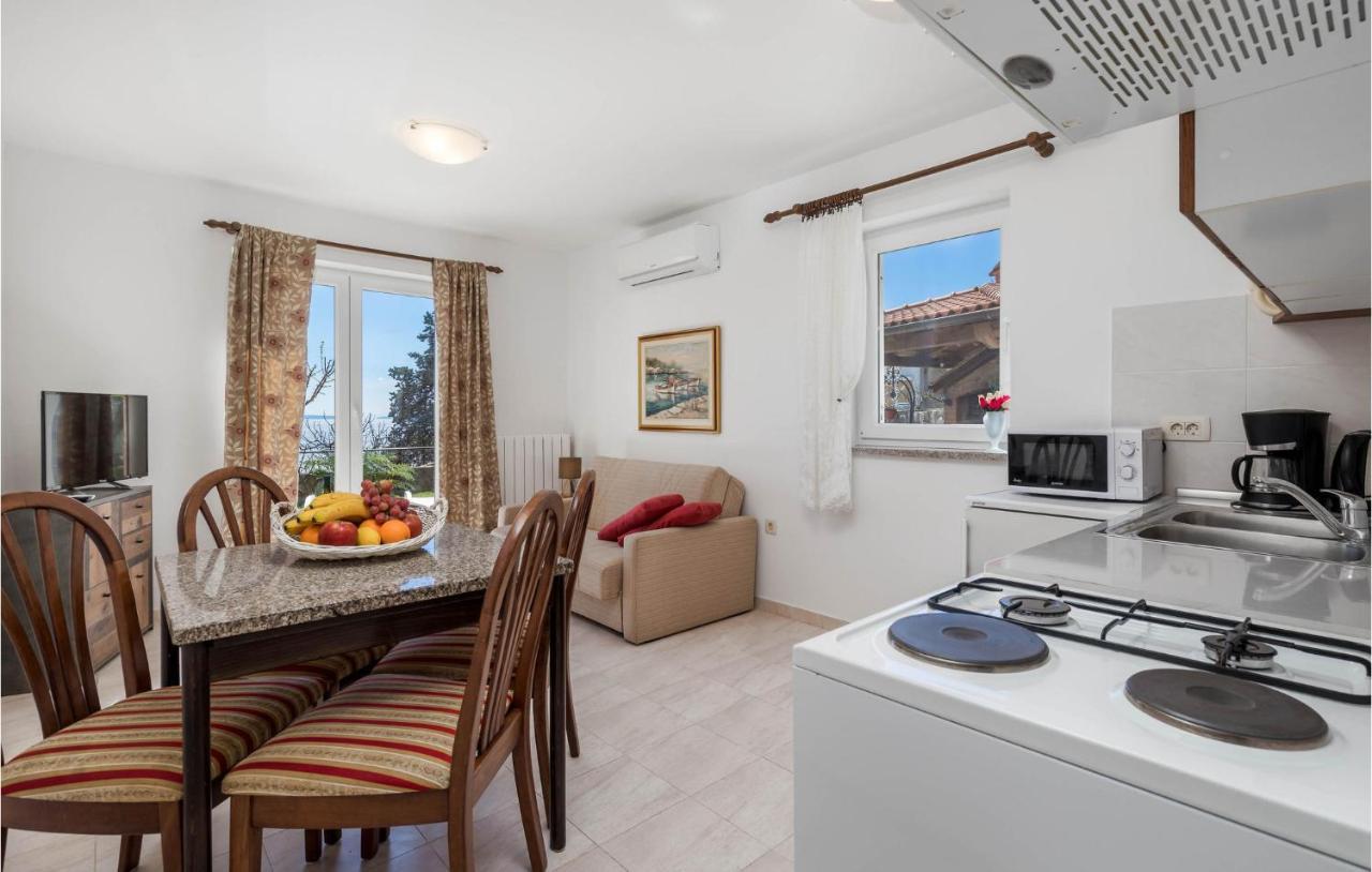 1 Bedroom Cozy Apartment In Ičići Eksteriør billede