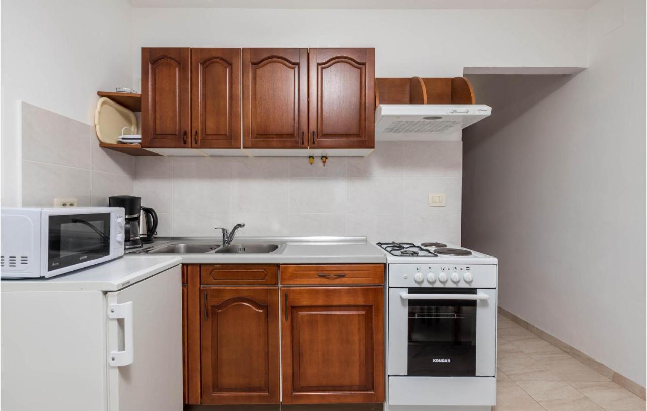 1 Bedroom Cozy Apartment In Ičići Eksteriør billede