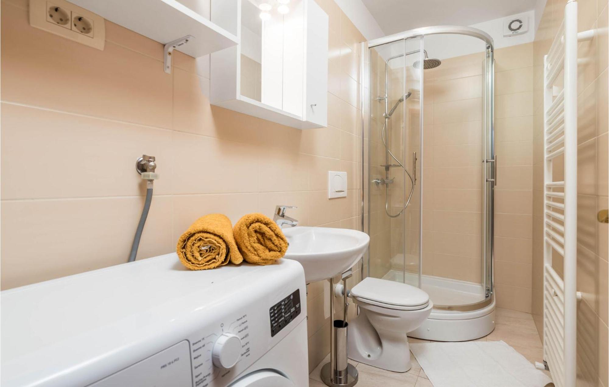 1 Bedroom Cozy Apartment In Ičići Eksteriør billede
