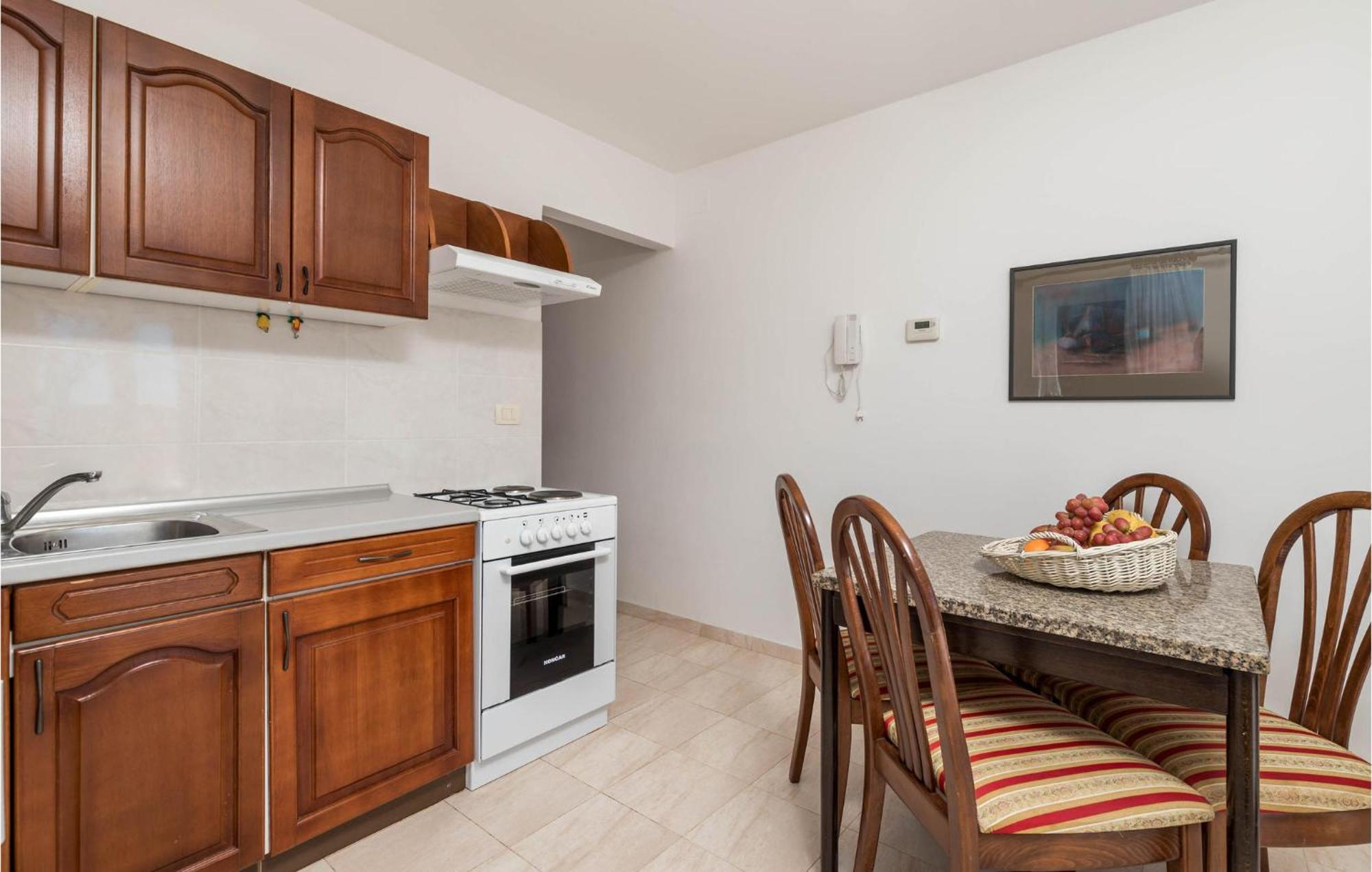 1 Bedroom Cozy Apartment In Ičići Eksteriør billede
