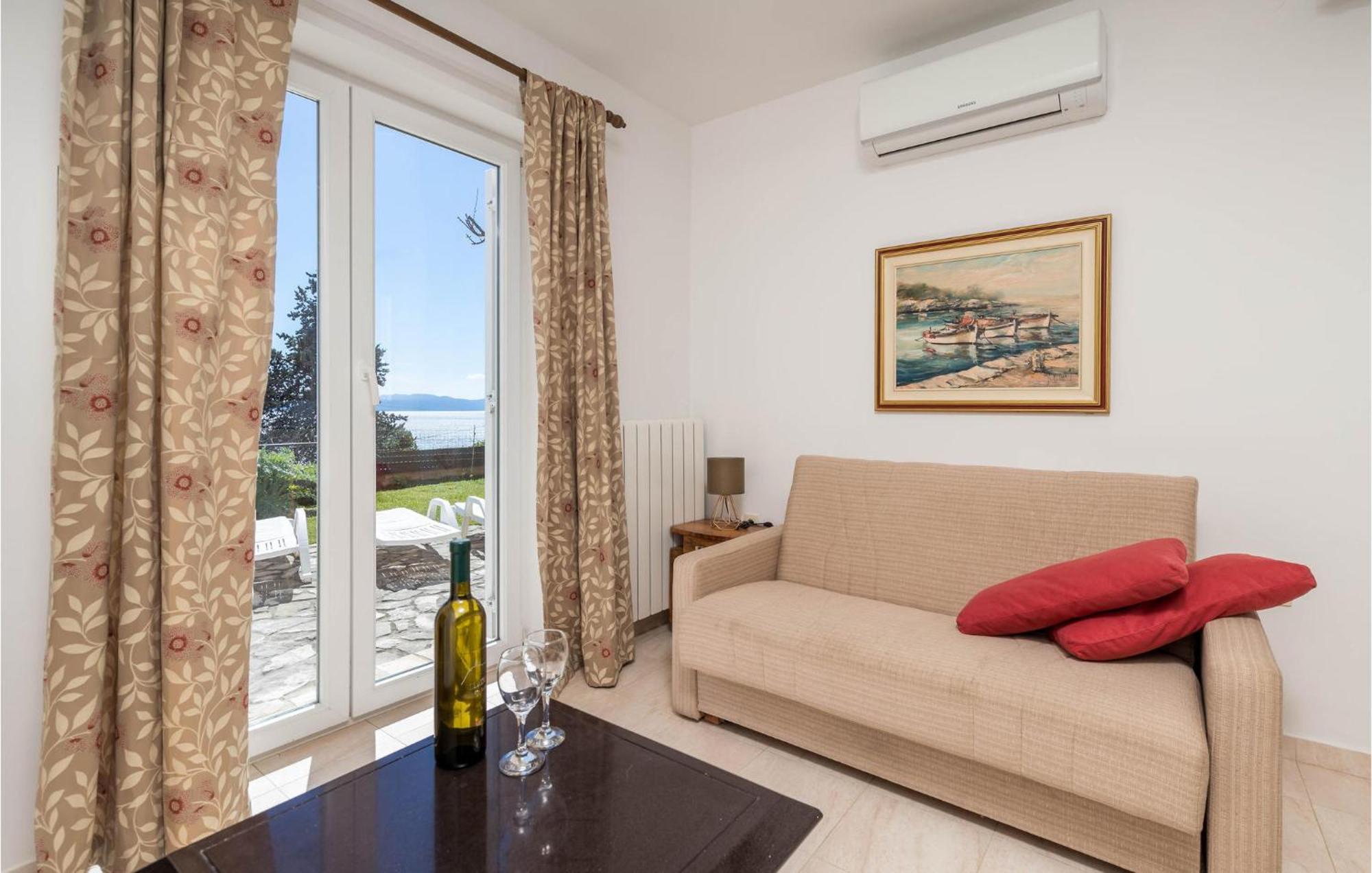 1 Bedroom Cozy Apartment In Ičići Eksteriør billede